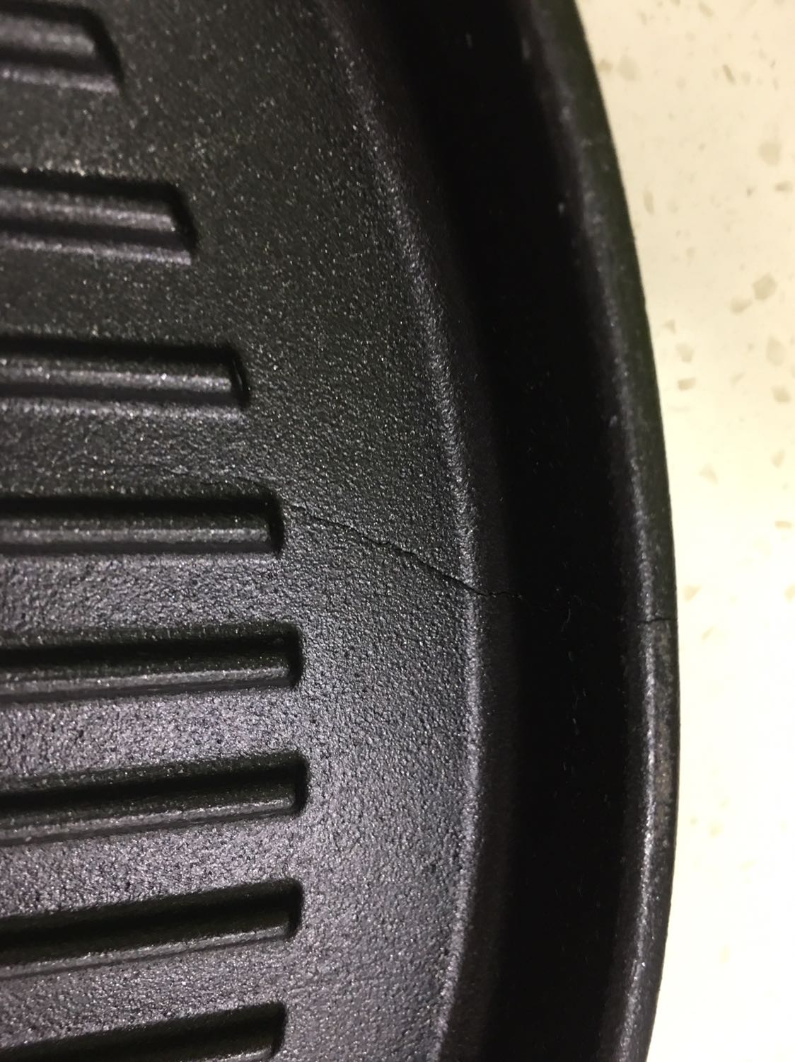 Chảo đẹp, nhưng có 1 vết nứt trên vành chảo, hôm nay mới lấy ra bắt lên bếp xài thử, bật lửa nhỏ, 1 lúc sau, chảo nóng lên là nghe tiếng rắc, vết nứt rạn ra thêm, tắt bếp ngay và chưa nấu qua lần nào, hơi thất vọng :((((