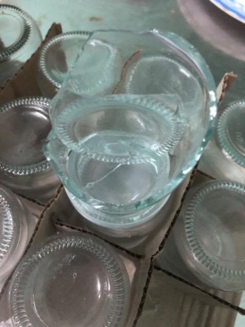 Shop gói hàng khá kĩ càng, nhưng chắc do bên vận chuyển nên hàng bị vỡ mất 1 hộp :(((