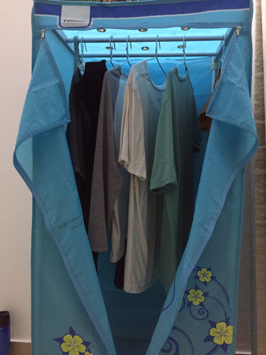 lắp lên thử dùng thì thấy 1 bánh xe bị lỗi, ko gắn cố định vào chân tủ được. sẽ gọi tiki bảo hành 

máy sấy khoảng 10c áo / quần người  lớn thì ok nhưng chắc chỉ sấy đc đồ mỏng. quần áo dày sấy 2 3 tiếng vẫn ko khô hoàn toàn