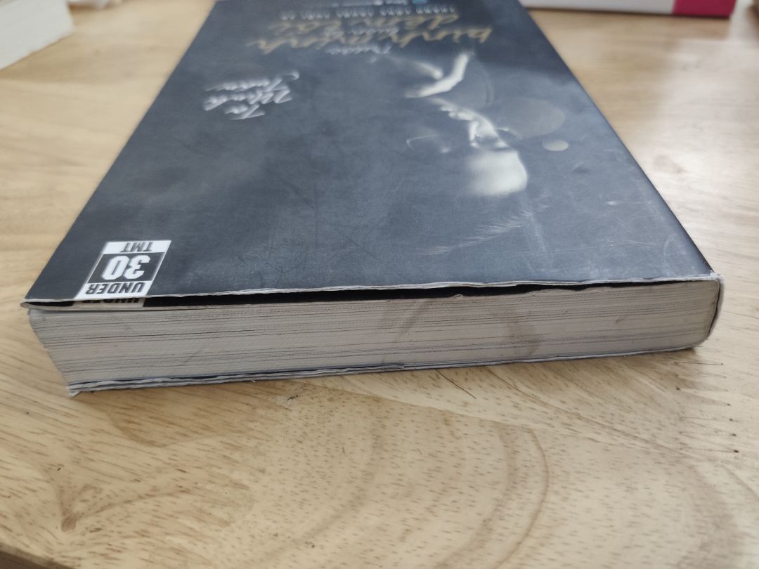 Gần đây tần suất nhận được sách chưa được đẹp từ Tiki ngày càng nhiều, đổi trả thì rất mất thời gian vì đợi mấy ngày k thấy ai thu hồi, đến lúc có người đến thì lại rơi vào lúc mình đi công tác mà hầu như toàn đi công tác khoảng 2-3 ngày là cùng xong về đợi dài cổ mấy ngày tiếp theo cũng không có một ai đến, liên hệ tổng đài hỗ trợ cũng không giải quyết được gì vì giá như được trợ giúp nhanh hơn chút thì tốt biết mấy.