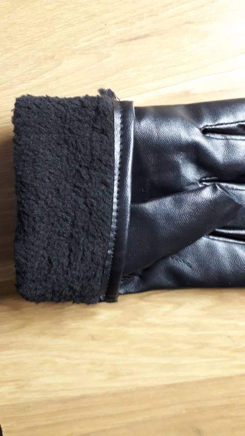 Hàng nhận được không giống với quảng cáo 1 chút nào. Là hàng Trung Quốc rẻ tiền chứ không phải hàng Việt nam nhé. May cực kỳ cẩu thả chứ không phải "chắc chắn, tinh tế" như quảng cáo đâu!!!! Hàng nhận được không giống với quảng cáo 1 chút nào. Là hàng Trung Quốc rẻ tiền chứ không phải hàng Việt nam nhé. May cực kỳ cẩu thả chứ không phải "chắc chắn, tinh tế" như quảng cáo đâu!!!!