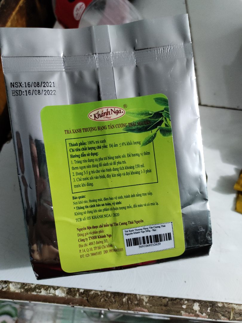 Không hiểu sao chứ lần đầu tiên mua một gói trà nửa ký mà lại không được hút chân không như thế này. Chưa biết trà có ngon không chứ mất mùi thì có ngon cũng hoá dở