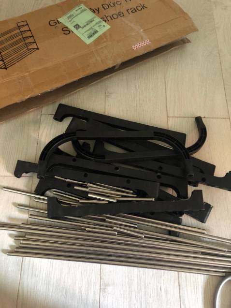 Chất liệu nhựa và inox. Kệ có 5 ngăn, mỗi ngăn để được 2 đôi dép hoặc 2 đôi giày.
màu đen lịch sự - giá khá rẻ mà lại bền, nên mua 2 chiếc, về dùng vẫn thoải mái. dùng lâu lâu rồi mình mới nhận xét - Sản phẩm nhìn chung tiện, mỏng nhẹ. nên là bạn nào mà muốn to chắc chắn hơn thì nên mua hàng gỗ nhé! còn loại này thì chỉ để giày cá nhân hoặc 2 người thôi, chứ để 3 người thì hơi chật - mua cho phòng trọ dùng là ok!!