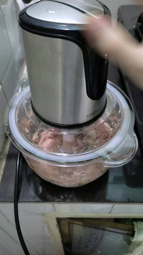 hàng xịn có khác, nhận hàng là tui ưng quá trời luôn. lưỡi dao sắc, cối xay bằng thủy tinh chắc chắn, động cơ nhẹ êm, bảo hành 24tháng. shop tư vấn rất nhiệt tình. tui xay thịt làm chả rồi, nhuyễn lắm mọi người ạ. sẽ ủng hộ shop thêm