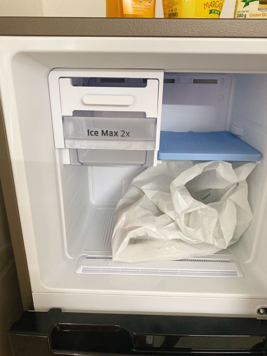 Mình bị hư tủ lạnh đột ngột nên cần mua tủ mới dự trữ thức ăn cơ mà mình cũng sắp chuyển trọ nên có gọi cho Tổng đài nhờ hỗ trợ lùi ngày và giao địa điểm khác trong quận và cũng gần đó luôn nhưng Hỗ trợ viên báo không được đổi địa điểm vì trên hệ thống đã ghi nhận rồi :((( Ấy vậy mà shipper có hỗ trợ mình giao tại điểm khác luôn nha mn, may mắn ghê gớm. Cám ơn shipper nhiều! Đóng gói kỹ càng, vận chuyển không móp méo gì cả. Tủ lạnh đẹp, màu đen kính rất sang. Ngăn đá có hộp đựng và lấy đá rất tiện lợi. Tiếng máy kêu thì ban ngày không nghe đâu, cảm giác chạy êm, đêm yên ắng thì nghe rõ rè rè nha =)) Còn bảo hành thì chưa rõ lắm, nhờ Tiki thông tin ạ!