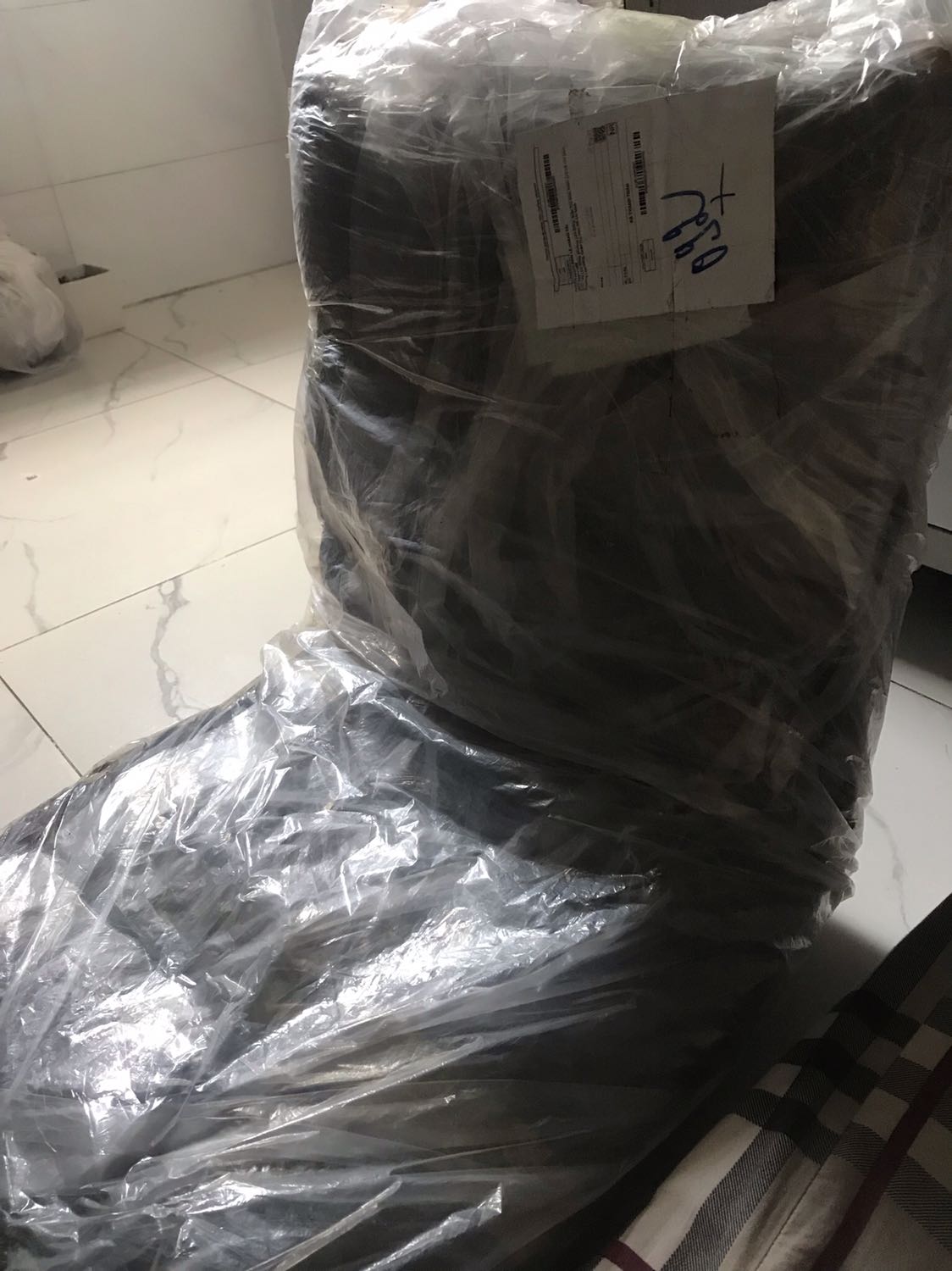 Sản phẩm đóng gói rất kĩ.
Chất lượng đúng như mô tả.
Có điều này mình nghĩ nên chia sẻ cho bạn nào chưa dùng thử, đó là ghế này đúng là chỉnh được 5 mức nghiêng. Nhưng chỉ có thể tuỳ chỉnh khi chỉnh lên thôi. Còn muốn giảm độ nghiêng thì phải hạ xuống hết mức rồi kéo lên lại mới được.
Một điểm nhỏ cá nhân mình không ưng lắm đó là khi điều chỉnh mức nghiêng tiếng kêu to quá. Tại như đã chia sẻ ở trên ghế này đâu có chỉnh xuống từng mức được. Mỗi lần hạ xuống chỉnh lên tiếng ồn kinh, lỡ mà kéo lên nhầm 1 nấc thôi là lại phải chịu hành hạ thêm 1 mớ tiếng cót két đó nữa.