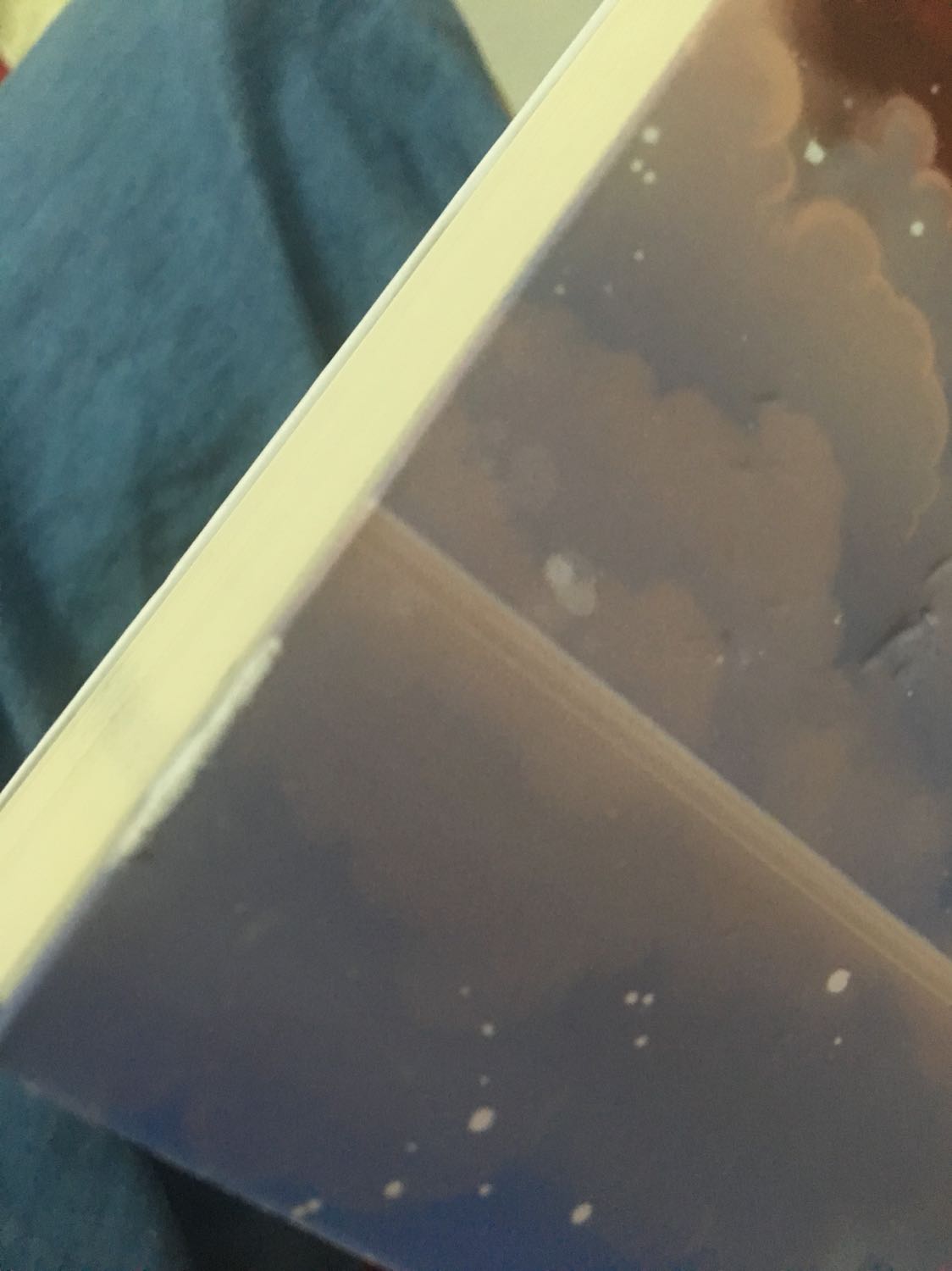 Chuyện là gói luôn cái móc khoá vào trong sách khiến sách bị lõm vào mình cũng không nói gì~ nhưng cả mặt trước cũng bị~ xong rồi còn bị trần! Tết xong tiki làm ăn kì quá! Nhưng do mua đồ nhiều rồi nên mình vẫn sẽ để 5sao, mong tiki khắc phục