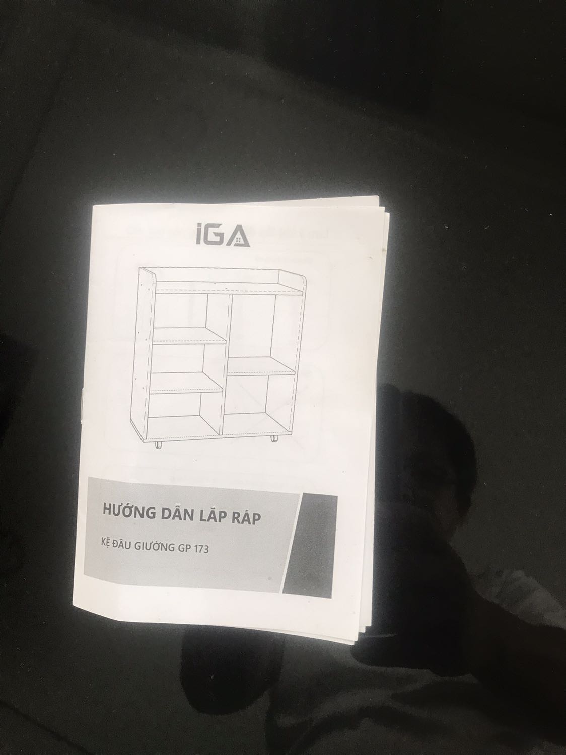 Giao lộn tờ hướng dẫn lắp đặt. Ngăn kéo dưới khi đóng vào cấn 4 con ốc bắt 2 chân sau, cần phải âm vào mặt gỗ.