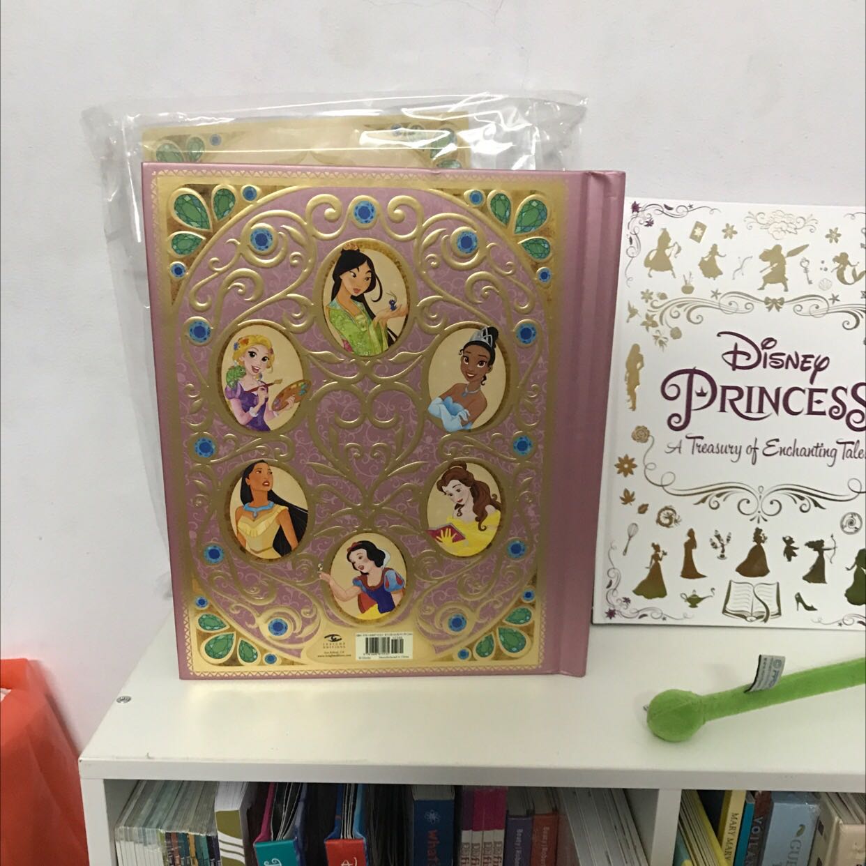 Cuốn sách tuyệt đẹp, gồm nhiều cảnh pop-up 3D phức tạp. Ship siêu nhanh. Tuy nhiên khi dùng phải rất cẩn thẩn để không bị rách.