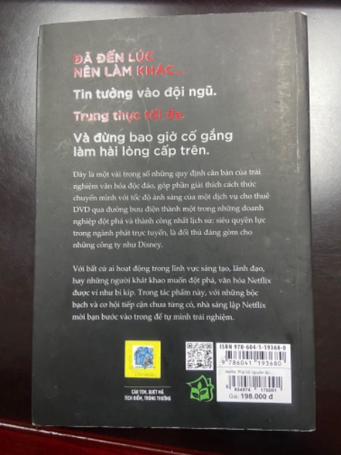 Tiki giao hàng nhanh, giấy tốt.
Về nội dung: mình rất ấn tượng về cách mà Netflix có những bước thay đổi chiến lược để trở thành ông trùm nội dung và phim trực tuyến. Một phần do xu hướng một phần do cách thức vận hành của doanh nghiệp. Tất nhiên cách quản lý và vận hành tổ chức của phương tây rất khác so với phương đông, có những thứ mình ko thể áp dụng được. Nhưng vẫn rất đáng để lằng nghe những điều lạ so với cách làm việc kiểu truyền thống. Mình thề là với ý thức của người Việt Nam nói riêng và phương Đông nói chung là rất khó vận dụng được cách này. Đọc tham khảo cho biết thêm thôi chứ thực sự ko dùng được 😅