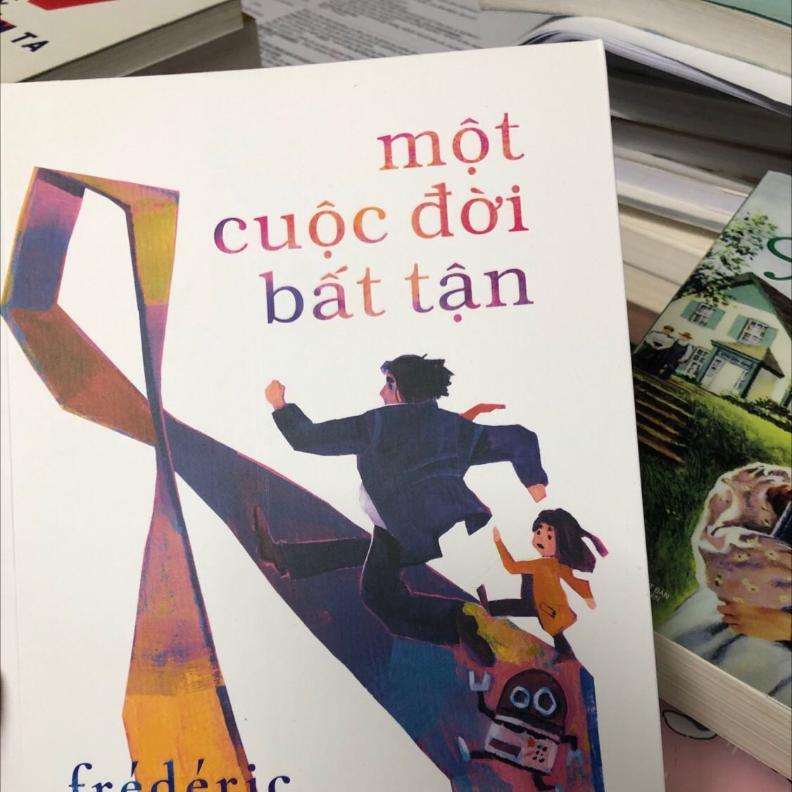 Các sách của tác giả đều có nhiều đoạn trích rất gợi mở suy nghĩ đó, không cần đọc liền mạch cũng được nên phù hợp cho những bạn chạy deadline quài nhưng vẫn thèm đọc sách như mình huhu

Tiki giao hàng nhanh nạ, đặt 11h tối hôm trước là 11h trưa hôm sau có hàng rùi. Vì mình chọn ship 2h nên hộp sách ko có bọc lót gì, may là sách mới và vận chuyển gần (chắc là kho HN) nên trộm vía sách còn đẹp nguyên.