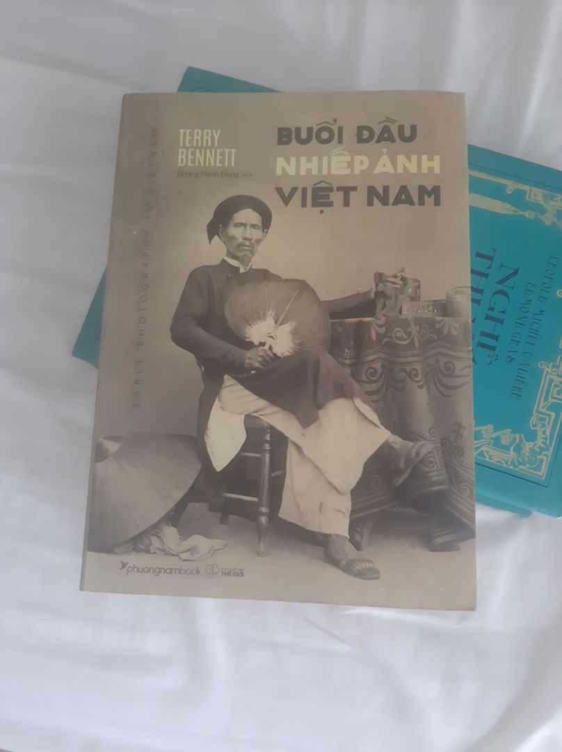 - Sách dơ, mình rất không hài lòng. Nhìn ở ngoài sẽ thấy sách dơ hơn trong hình.
- Là người sưu tầm, mình sẵn sàng mua mắc hơn 50k ở chỗ khác nếu chất lượng sách được đảm bảo.
- Tiki nên xem lại các quy trình, nhất là tại kho hàng