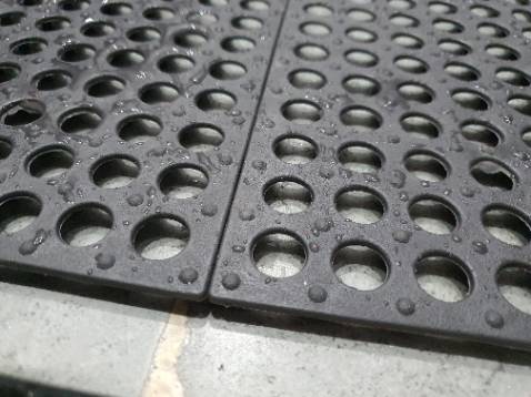 giao nhanh, lắp ráp dễ, tháo gỡ dễ, ko có mùi gì

trên hình là màu xám nhưng ở ngoài thì gần như là màu đen, nên nhìn hơi lạc quẻ với sàn nhà tắm 😂 lỗ to nên thoát nước tốt, khô nhanh

miếng nhựa dày dặn cứng cáp, nhưng nếu đứng lâu sẽ dễ bị hằn ở lòng bàn chân, nhất là người lớn tuổi