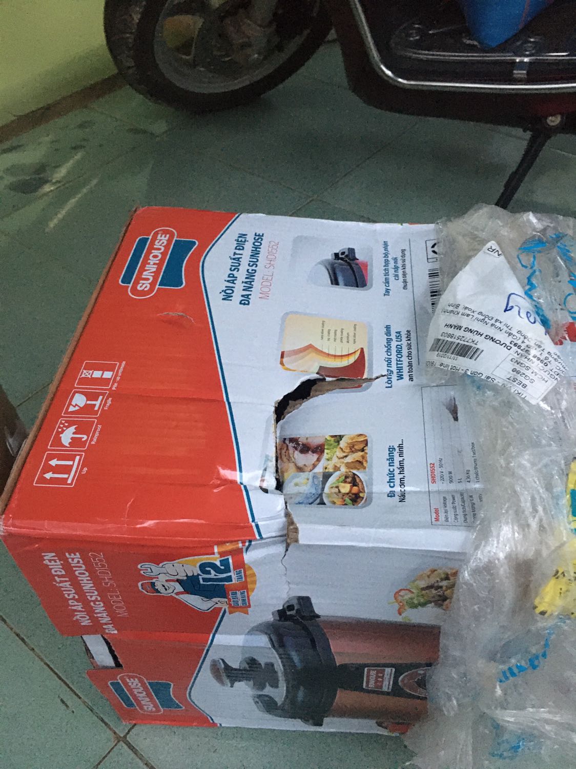 Đã mua Tiki rất nhiều nên ít kiểm tra hàng khi nhận. Nay nhận hàng thấy buồn quá. Ngày 12/11/2019 hẹn giao mà nghe nói người giao hàng bị té nên 2 ngày sau người khác giao hàng. Đề nghị Tiki làm việc với bên vận chuyển đổi hàng gấp cho tôi. Nếu quá 07 ngày tôi không được đổi và nhận được hàng mới thì tôi đề nghị Tiki trả hàng hoàn tiền cho tôi. Cám ơn