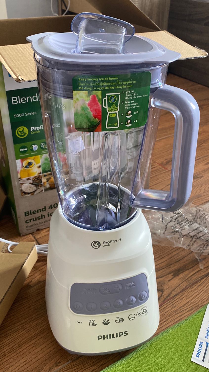 Đọc review nào cũng tốt mà sao đến lượt mình thì xui vậy ko biết nữa. Máy xay nhà mình hỏng nên cần mua cái mới để xài liền. Đặt hàng từ hôm 2/9, Tiki dự kiến 15/9 giao. Mình nghĩ cho dù chậm trễ do dịch chắc tầm 30/9 là giao được rồi. Ai dè đến hôm nay 18/10 mới nhận được. Thôi coi như dịch bỏ qua đi, đến lượt lắp ráp máy vô để xài thì phát hiện cái nắp đậy nhỏ (small covering lid) bị to hơn cái lỗ của nắp máy xay nên ko gắn vào được. Gọi điện cho *** để hỏi thì lúc nào cũng "tất cả các tổng đài viên đều đang bận". Bực mình dã man, mình đang cần gấp để dùng mà giờ lỗi vậy nếu có đổi trả lại phải chờ đợi đến mùa quýt năm sau, mình vốn là khách hàng dễ tính lúc nào cũng đánh 5 sao mà đây là lần đầu tiên mình phải đánh 1 sao cho 1 sản phẩm luôn.