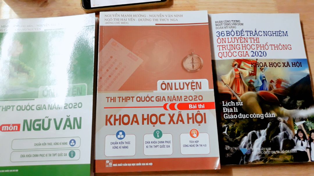 cuốn này mình đánh giá 3/5đ thôi vì còn nhiều lỗi không đáng . nhưng không sao đề ôn vẫn ok