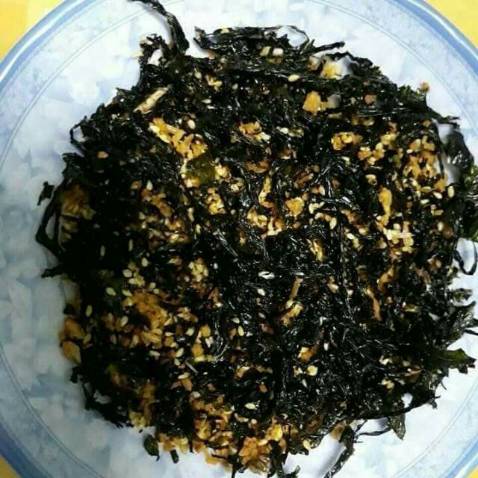 Tỏi khá nhiều, ăn giòn thơm. 
Rong biển mới, ăn giòn tan, tuy nhiên vị hơi ngọt 1 xíu, mình thì lại thích mằn mặn hơn, vì ngọt kiểu này hơi mì chính , hoặc cũng có thể do khẩu vị mình
Shop đóng hàng cẩn thận lắm ạ, mà giá 39,39k trên Tiki đang là giá rẻ nhất cho hũ 200gram này í, mình lượn 1 vòng các kênh khác không có giá tốt như này đâu. 
Sau lần đầu mua 3 hộp, đã phải mua lại lần 2 để làm quà cầm đi nước ngoài. Tỏi khá nhiều, ăn giòn thơm. 
Rong biển mới, ăn giòn tan, tuy nhiên vị hơi ngọt 1 xíu, mình thì lại thích mằn mặn hơn, vì ngọt kiểu này hơi mì chính , hoặc cũng có thể do khẩu vị mình
Shop đóng hàng cẩn thận lắm ạ, mà giá 39,39k trên Tiki đang là giá rẻ nhất cho hũ 200gram này í, mình lượn 1 vòng các kênh khác không có giá tốt như này đâu. 
Sau lần đầu mua 3 hộp, đã phải mua lại lần 2 để làm quà cầm đi nước ngoài.