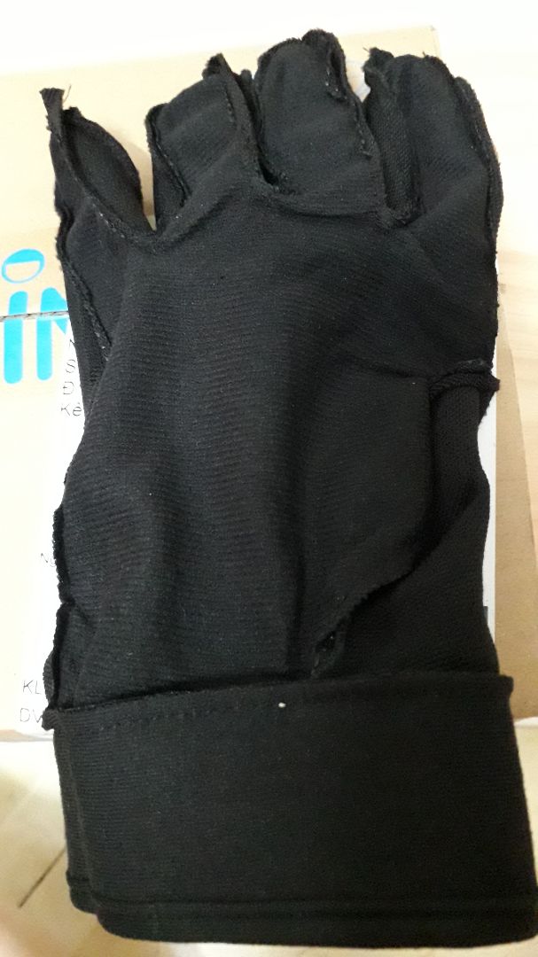 Găng tay cỡ XL nhưng hơi nhỏ so với size thực một chút. Đường cắt may hơi cẩu thả, có lẽ dùng sẽ không bền lắm nhưng so với tầm giá khi mua được giảm gần một nửa thì ok rồi.