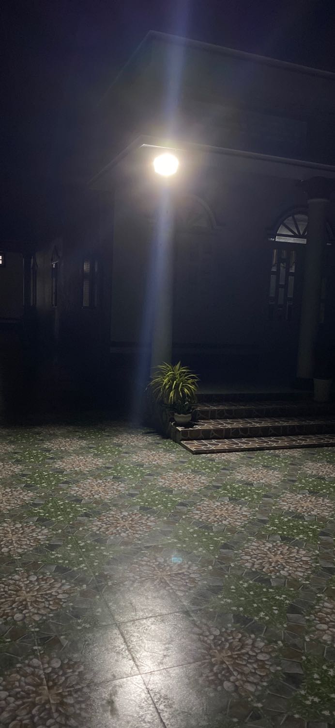 Sử dụng ngày đầu tiên từ 18h30 đến 22h thì đèn đã rất yếu sáng, chừng 50% so với lúc mới bật, thấy nhiều người đánh giá tốt, chiếu sáng đến tận buổi sáng hôm sau, của mình pin yếu quá! Mua 1 cái dùng thử để bít tốt hay ko mua thêm, chưa bít bền hay không nhưng cho là tạm được trong ngày đầu tiên!