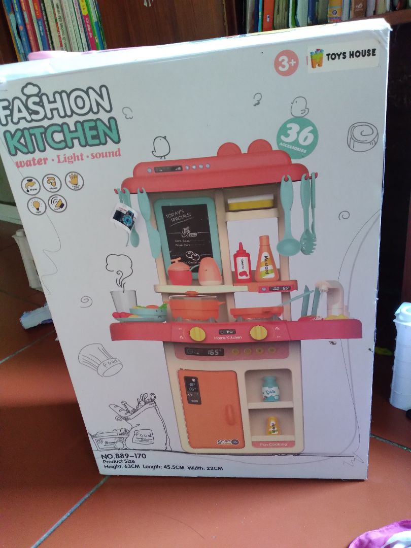 Đồ chơi màu sắc đẹp, tươi sáng, đầy đủ chi tiết như mô tả. Có cả âm thanh lúc đun nấu nữa. Bé nhà mình rất thích.
