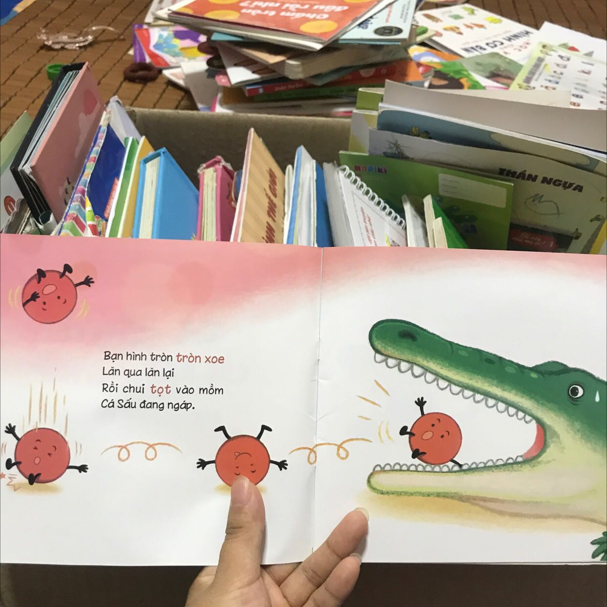 Shop đóng gói cẩn thận. Sách in màu. Noiin dung đơn giản dễ thương