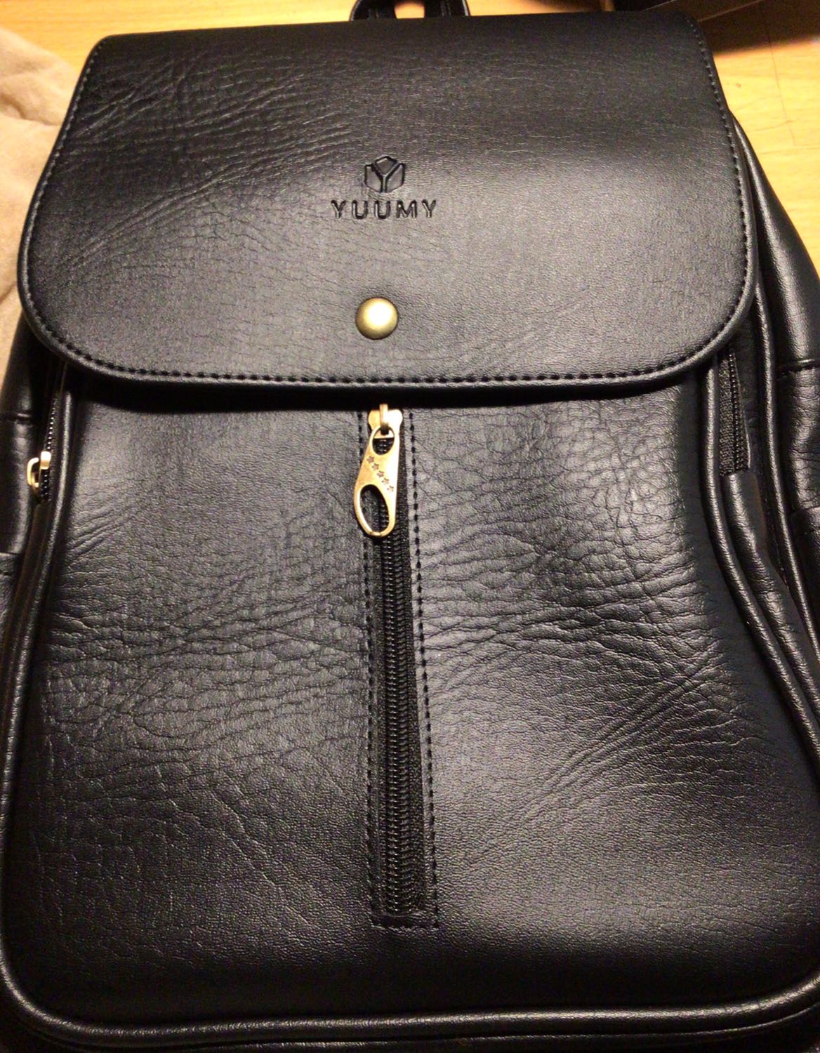 Thực sự rất đẹp các bạn ạ. Mình tăm tia balo này một thời gian dài. Chờ đến hôm giảm giá có kèm mã free ship và giảm % giá để mua. Chất liệu da đẹp. Quai đeo mềm mại. Có 2 túi cạnh. Ngăn chính chia làm 3 ngăn (1 ngăn khoá, 1 ngăn để máy tính size nhỏ). Ngoài ngăn chính thì còn 2 ngăn nhỏ (1 ngăn kéo khoá dọc đó). Mình để ipad gen 8 10.2 theo chiều nằm ngang vẫn thoải mái, chiều dọc cũng ok. Balo thuận tiện cho mình đi làm xa nhà hàng ngày, đựng được sách, ipad, điện thoại, ví và thêm 1 vài dụng cụ cá nhân thoải mái. Mình đựng tài liệu giấy A4 thấy vẫn vừa nhưng do balo thiết kế phía trên thon hơn đáy nên giấy phía trên hơi kích tí xíu thôi. Rất tuyệt vời cho sản phẩm này. Mình đặt gần tết âm lịch cứ nghĩ phải giao sau tết nhưng 27 tết đã nhận đc hàng rồi. Giá lại rẻ nữa. Balo này cũng giảm giá liên tục nên các bạn canh thời gian giảm giá để mua xem. Giá mình mua chưa có mã giảm giá kèm theo là 139k. Mình thấy có bạn còn mua rẻ hơn. Với hơn 100k để có được 1 chiếc balo như này là quá tuyệt rồi. Cảm ơn YUUMY. Cảm ơn tiki, cảm ơn momo và ZaloPay!