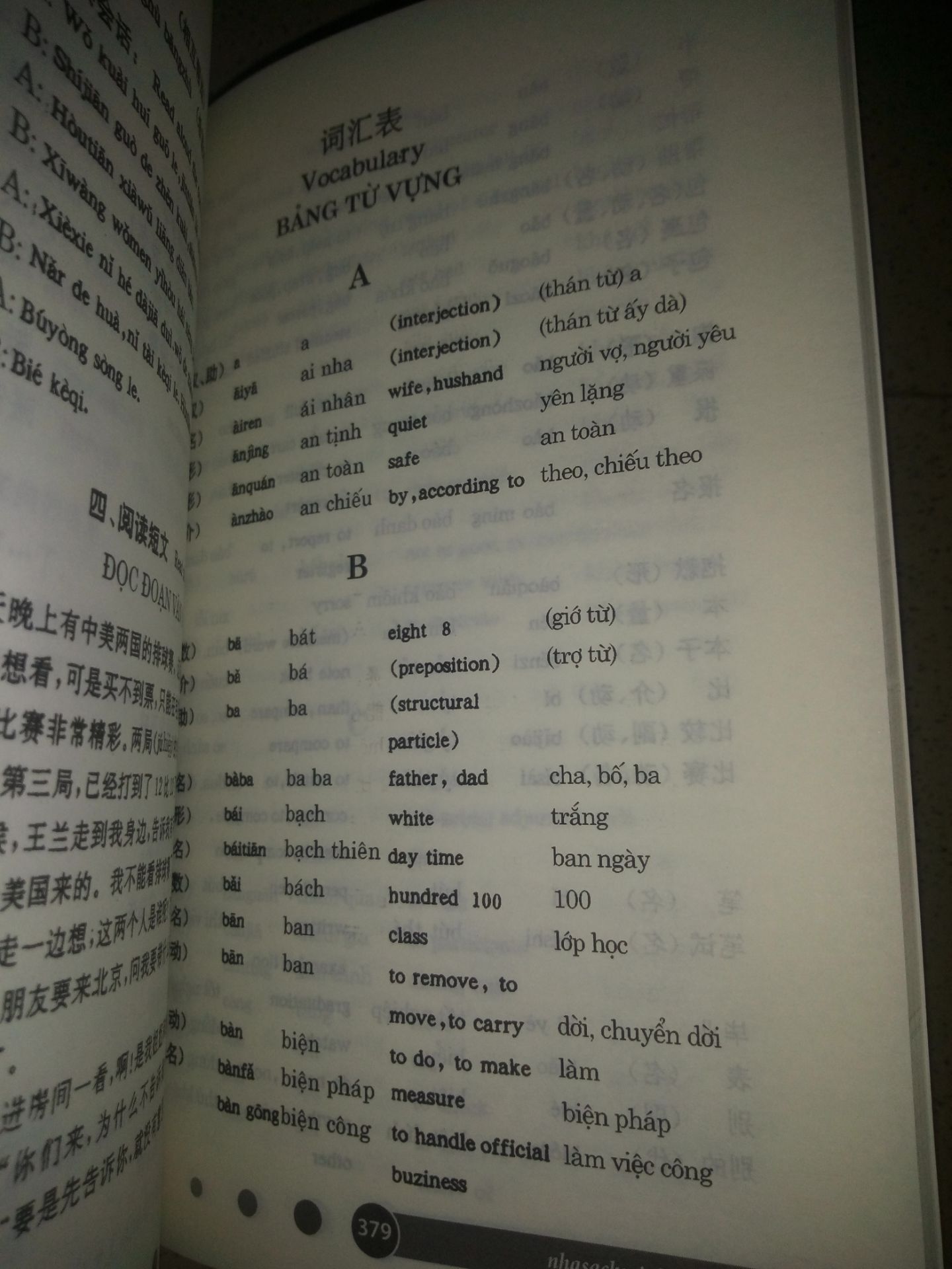 sách bìa cán mờ sờ đã tay, khá dày, nội dung đầy đủ có cả lý thuyết lẫn bài tập, cuối sách có bảng từ vựng, chữ in hơi hẹp và nét to hơi khó nhìn rõ chữ, cần xài thêm app từ điển. nói chung đáng mua.