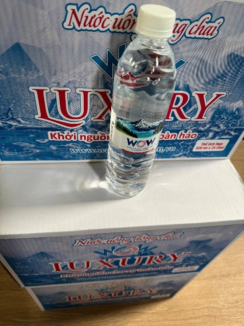 Cả nhà mình uống thay nước lọc nên nhà lúc nào cũng vài thùng dự trữ, hết mình lại ủng hộ ạ