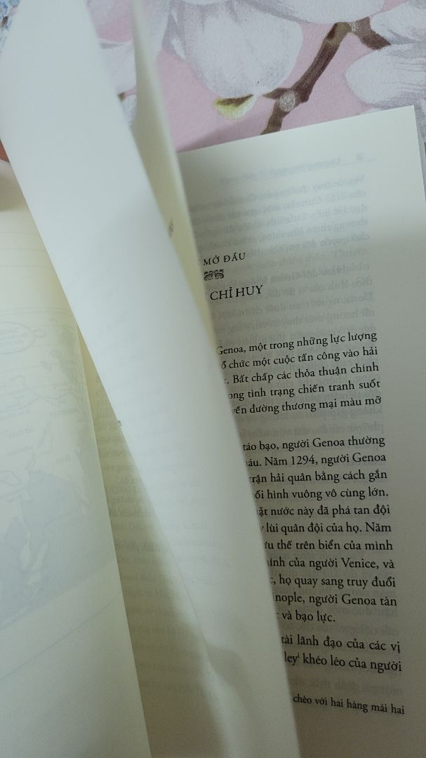 Sách bị dính giấy quá nhiều, ngoài những hình bên dưới còn không dưới chục trang bị dính, hộp rách toác rất tệ. 
 
Sách đi từ bối cảnh của Venice nơi Marco Polo khởi hành, đến Thượng Đô (thủ đô mùa hè) của Đế quốc Mông Cổ, với giọng văn của một nhà nghiên cứu - rất giống những chương trình khoa học lịch sử, địa lý trên Planet Earth, thỉnh thoảng vẫn có góc nhìn của vài nhân vật chính, nhưng chủ yếu vẫn dựa vào những tư liệu nghiên cứu sẵn có để khám phá nhiều khía cạnh của hoàng cung và cuộc sống xã hội trong Đế quốc Mông Cổ - Đại Nguyên.