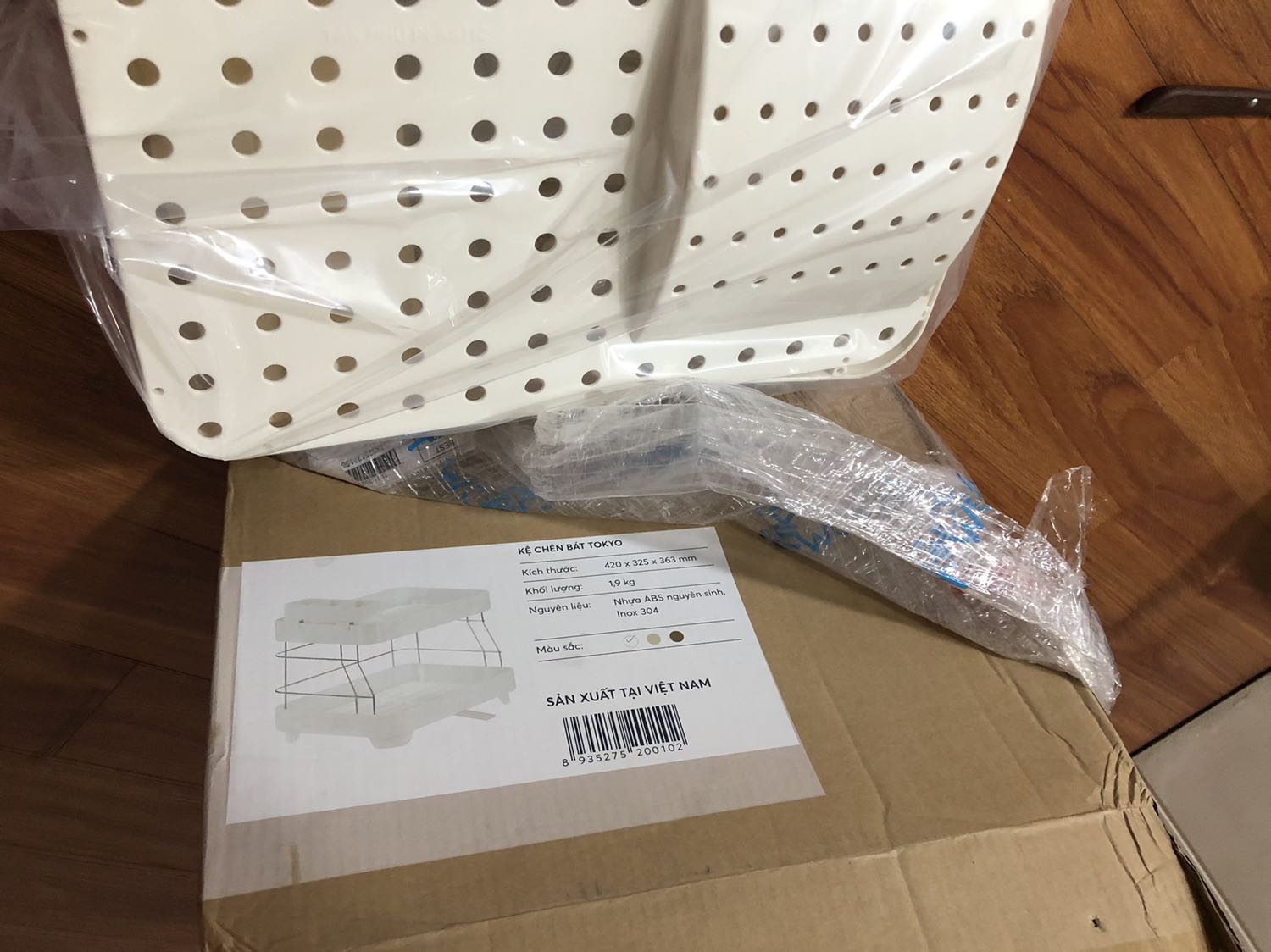 Giao lần 1: đặt 2 kệ di động thông minh được 2 kệ chén bát. Gọi tiki, rất thân thiện cho ng lấy lại sp để đổi.
Giao lần 2: Sau khi lấy 2 kệ chén bát về, 3 ngày sau nhận tin báo giao hàng, nhờ ng nhận hộ. Tối về xem ngã ngửa vì vẫn nhận được 2 kệ chén bát. Chờ 10 ngày 2 kệ di động được 2 kệ chén bát. E cũng chịu rồi.