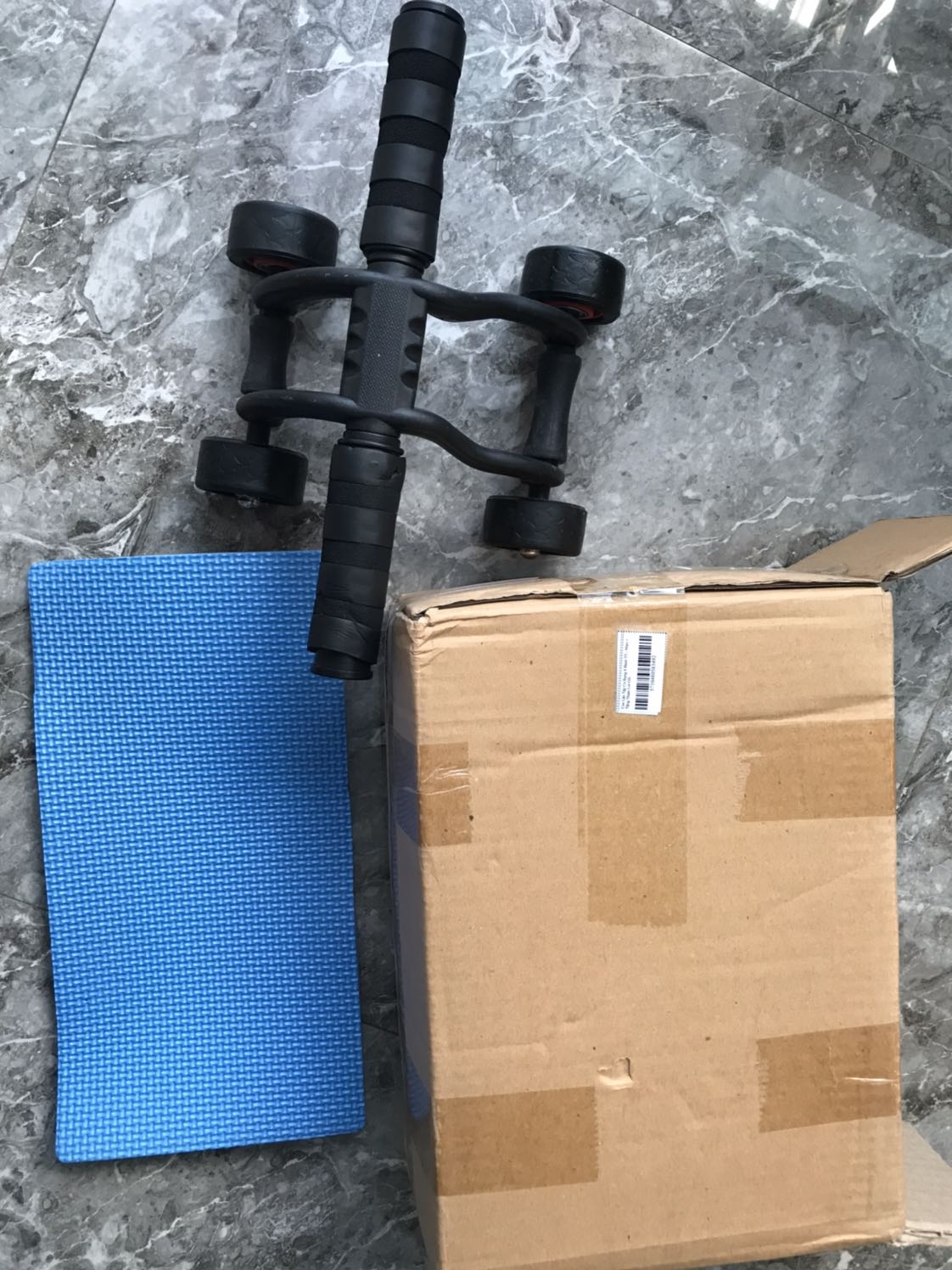 Mình vừa nhận được hàng mới đặt chiều qua. Thấy Tiki giao hàng rất nhanh, đóng gói cẩn thận. Mình cũng mua nhiều hàng trên Tiki và luôn ủng hộ. Nhưng lần này mình thấy hơi thất vọng vì hàng cũ, rách và bụi bẩn. Đề nghị Tiki kiểm tra lại giúp mình, nếu được cho mình đổi lại hàng mới thì tốt.