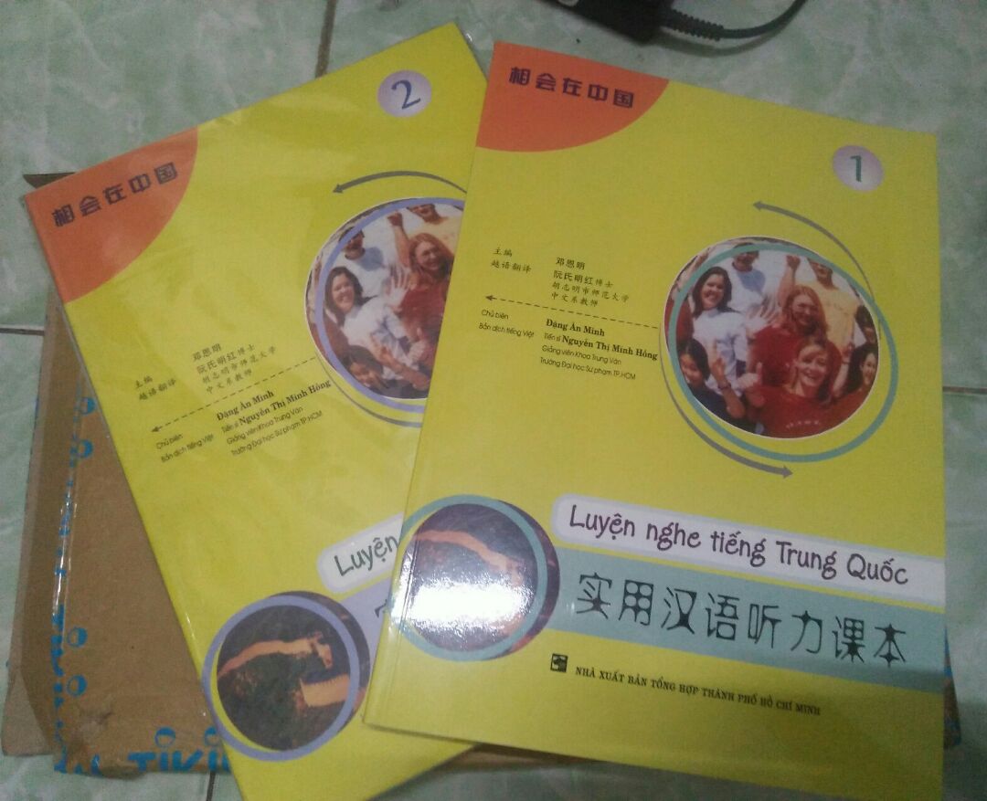 Tổng quan: Sách to, đẹp, cuốn luyện nghe số 1 có bị gãy bìa một chút. Cuốn luyện nghe số 2 được bọc nilon trong khi cuốn 1 ko được bọc, hơi khó hiểu ?Trừ quyển luyện nghe tập 1 thì mẻ sách của mình mỗi cuốn đều được bọc nilon. Năm xuất bản... 2007 – 2008, lâu rồi, nhưng được bảo quản kỹ nên đến tay mình vẫn mới ? 

Về thứ quan trọng nhất – CD, ban đầu mình mở bằng laptop của mình thì hoàn–toàn–không–mở–được, mình cứ ngỡ mắt của lap bị lão, hoặc tất cả đĩa đều hư. Sách mới nhận được hôm qua, sáng nay mình ghé tiệm photocopy gần nhà nhờ ké máy tính của họ và... mở được, ơn trời mình thật sự vui như trúng số vậy! Về file nghe, trừ cuốn màu đỏ mình mua, 3 cuốn kia mỗi cuốn 3 CD phải định dạng lại sang mp3, vì nó chỉ hiện mp4 với 1 byte mỗi track, và 1byte thì copy sang usb thì không–chạy–được. Chật vật một hồi cũng làm được, mình thực sự rất ngại với tiệm photo ấy vì đã làm phiền họ.

Yêu cầu nxb và đơn vị phát hành đĩa không đánh đố người học bằng cái trò chuyển định dạng file như vầy, lúc mới mở cứ tưởng file nghe hư, file gì có 1 byte!

Sách tốt, mua khi giá giảm, cộng thêm mã khuyến mãi thì trung bình khoảng 35k/cuốn. 

Vận chuyển nhanh, hàng không móp méo, cảm ơn Best! ?
Sách tốt, giá ưu đãi, cảm ơn Tiki! ?