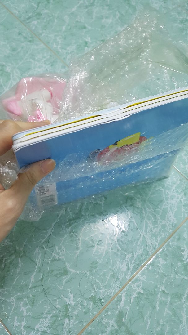 Đặt sách cả tuần mới nhận được thì sách bị dập cạnh thế này. Đó giờ mua ở tiki rất tin tưởng nhưng giờ hơi thất vọng rồi. Dập nát cạnh như vậy rất mất thẩm mỹ.