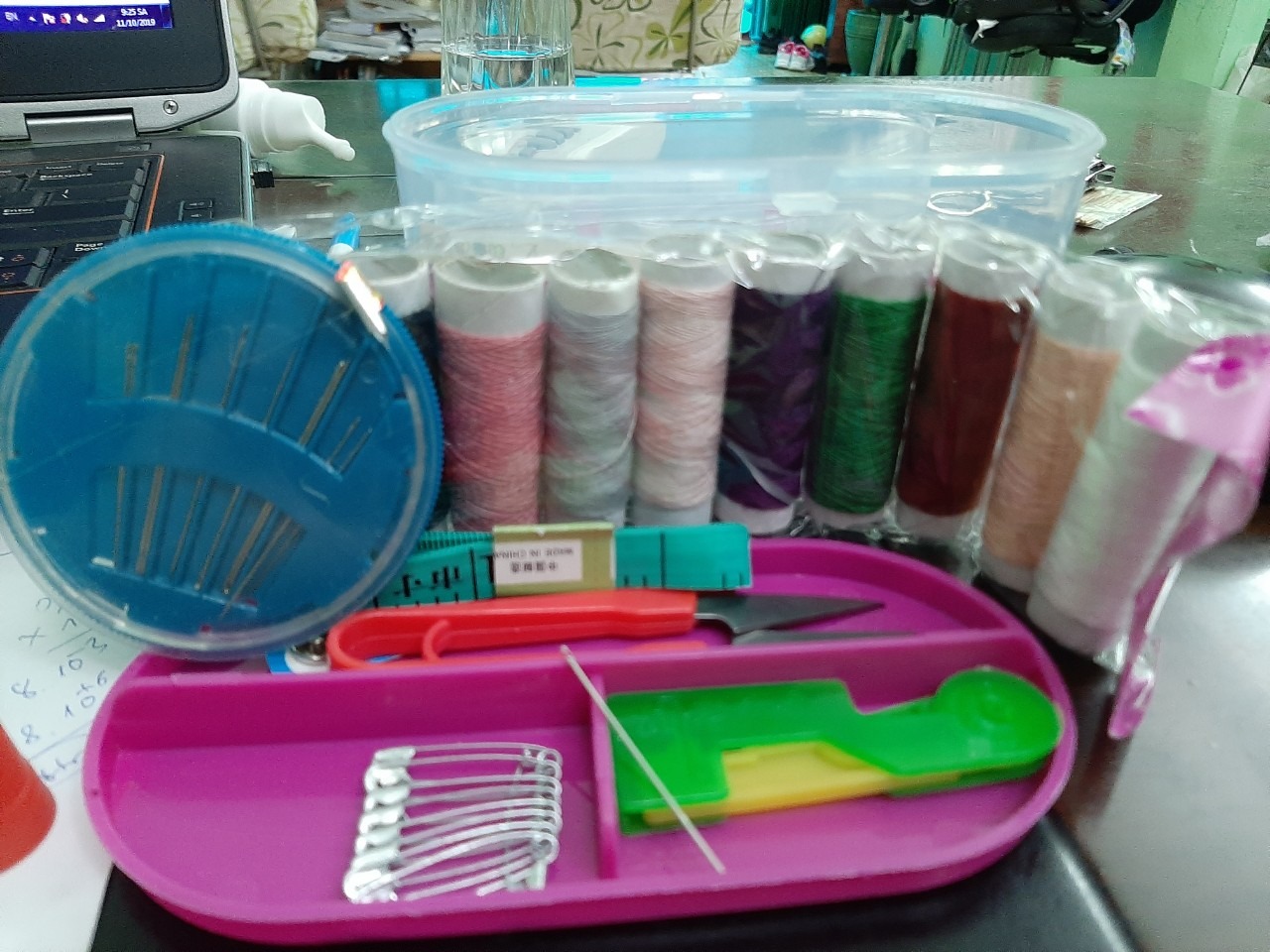 Chất lượng kém k thể diễn tả nỗi luôn.
- Tất cả các cuộn chỉ được 1 lớp chỉ mỏng tanh,
- Kim thì cây có lỗ , cây thì mất lỗ.
- Kéo trong hình thì chắc chắn mà giao hàng thì như kéo đồ chơi con nít
Thất vọng thật sự! Cho 1 sao mà vẫn tiếc cái sao của mình