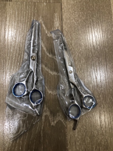 Kéo bén. Giao nhanh 2h. Giao đúng sản phẩm đặt. Nhưng phầm đệm xanh của kéo tỉa bị lồi lên nên ma sát đau ngón tay. Đóng gói tốt. Không rỉ sét.