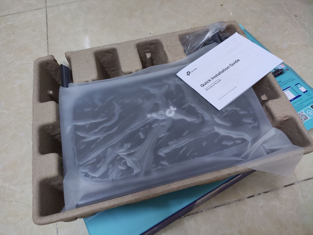 Router tốt. Dễ setup. tuy nhiên các bạn đừng quá mong chờ vào sóng 5g của con này (hay bất kỳ con router băng tần kép nào) vì sóng 5g khá bất ổn. 

Mình setup con này chạy băng tầng kép có chức năng tự chuyển đổi tần sóng để phù hợp với vị trí kết nối. Tuy nhiên *** game thì ping ko ổn định và mình phải tắt hẵn sóng 5g luôn thì mọi thứ bt. 

Tóm lại, giá ổn, có mã giảm nên cũng ko quá đắt. Tầm phủ sóng ổn, xuyên tường cũng không đến nỗi tệ. Xem youtube trên thiết bị điện thoại load mượt mà. Tuy nhiên để có trải nghiệm sóng 5g chơi game mượt mà bạn cần các model cao cấp hơn mẫu này.