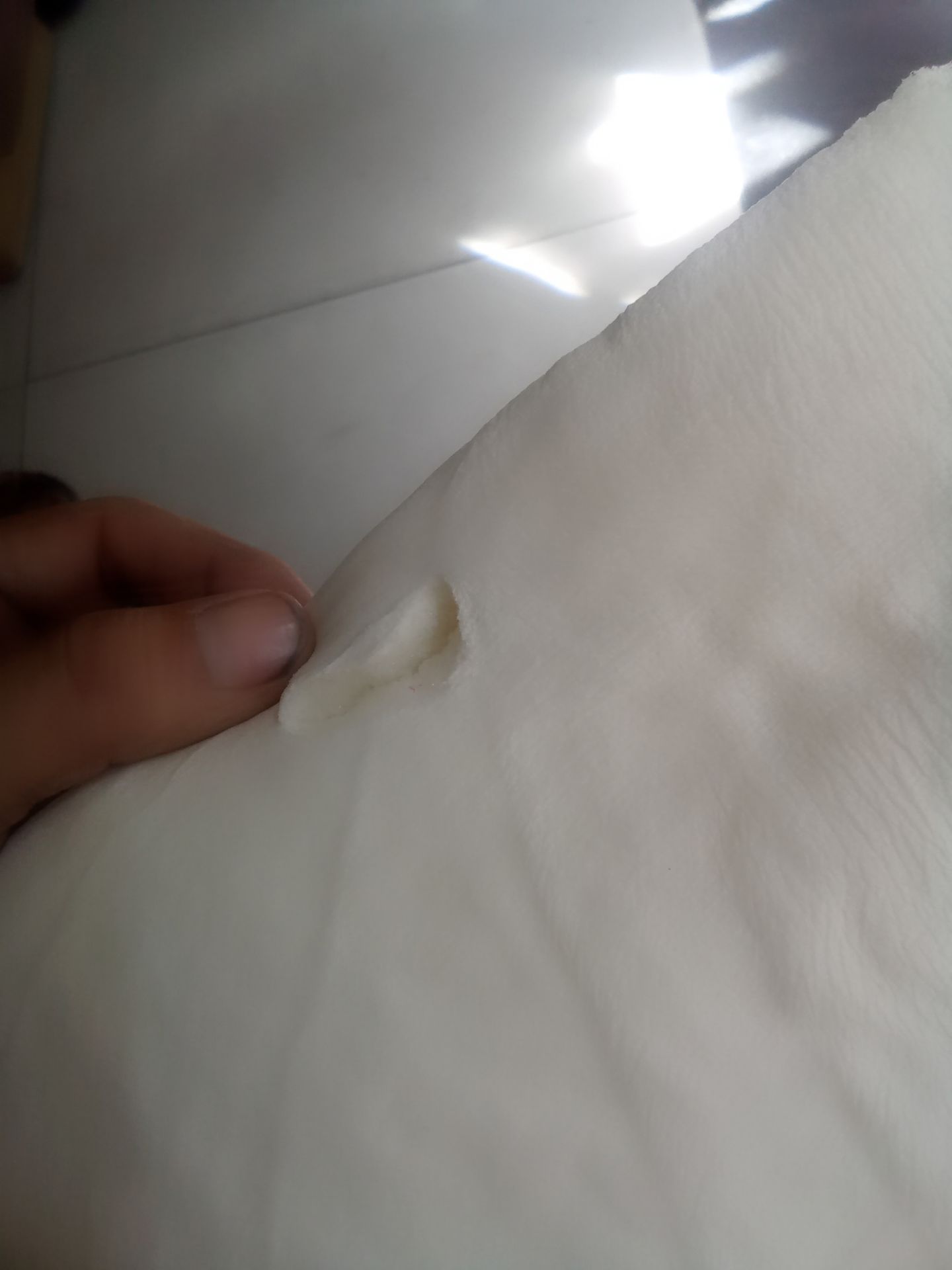 Gối có rách chút, nhưng dùng thấy êm và ổn,rất thoải mái, người ngủ gối thấp rất thích hợp loại này, chiều cao bề cao (10cm) khi nằm sẽ lún xuống còn khoảng 6-7cm, tôi đã đặt mua cái thứ 2, shop lưu ý giúp đợt giao này.