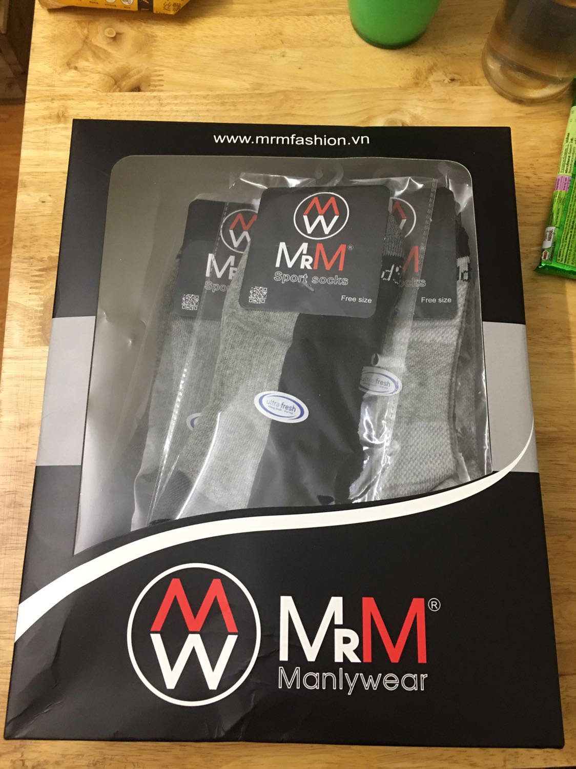 Cảm ơn nhà bán hàng đầu tư cho hình thức trình bày và bọc gói sản phẩm nhé. 5 đôi tất nhưng có nguyên hộp to như hộp của hay đựng trưng bày áo sơ mi vậy. Giá bán lẻ là 50k/ đôi, chất liệu mềm êm, cách thức may dầy và thêm lót êm ở phần dưới gan bàn chân, gót và đầu mũi chân. Phần bên trên mua bàn chân thì may chéo mắt lưới gọi là thưa hơn so với mặt dưới, nhưng phải kéo căng ra mới thấy. Chắc thiết kế để dễ thoát mồ hôi và thoáng khí hơn khi đi cùng các dòng giày thể thao thì phần buộc dây giầy và hai bên hông của bàn chân là để thoát hơi ẩm mà. Tất không phân biệt bên trái bên phải. Mua theo gói combo 5 đôi như vậy giá cả âu cũng quá hợp lý. Build giá bán tốt và sản phẩm theo mình thấy đáng đồng tiền đó. Chúc bán tốt sp nhé.  Tạm vậy, khi nào trên chân chạy bộ rồi sẽ comment thêm.