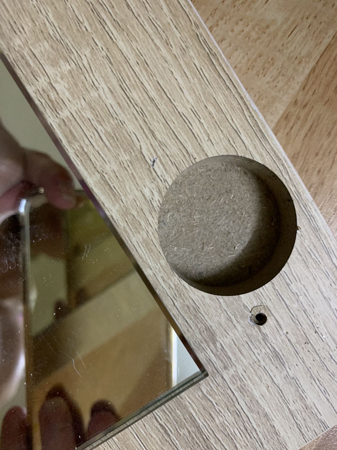 Bàn xinh, chất liệu cứng cáp, nhưng hướng dẫn lắp đặt đi kèm khó hiểu!!! 
Bàn của mình chỗ bản lề nối miếng gương còn bị thiếu 1 lỗ bắt vít như hình.
Vừa xem YouTube hướng dẫn vừa xem cả sách mà vẫn lắp nhầm 3-4 lần (phải tháo vít ra lắp lại) 😭😭😭😭
Nhà sx nên đánh số từng miếng 1 và trong hướng dẫn nên chỉ miếng nào (mặt trái hay phải) lắp vào nhau, ko thì những ng chưa bao giờ lắp như mình lắp xong muốn quạu luôn.

Khuyên bạn nào muốn mua nên chuẩn bị cả máy bắt vít như trong video nhân viên làm nha, bắt bằng tay như mình là tiêu cái tay luôn đó.