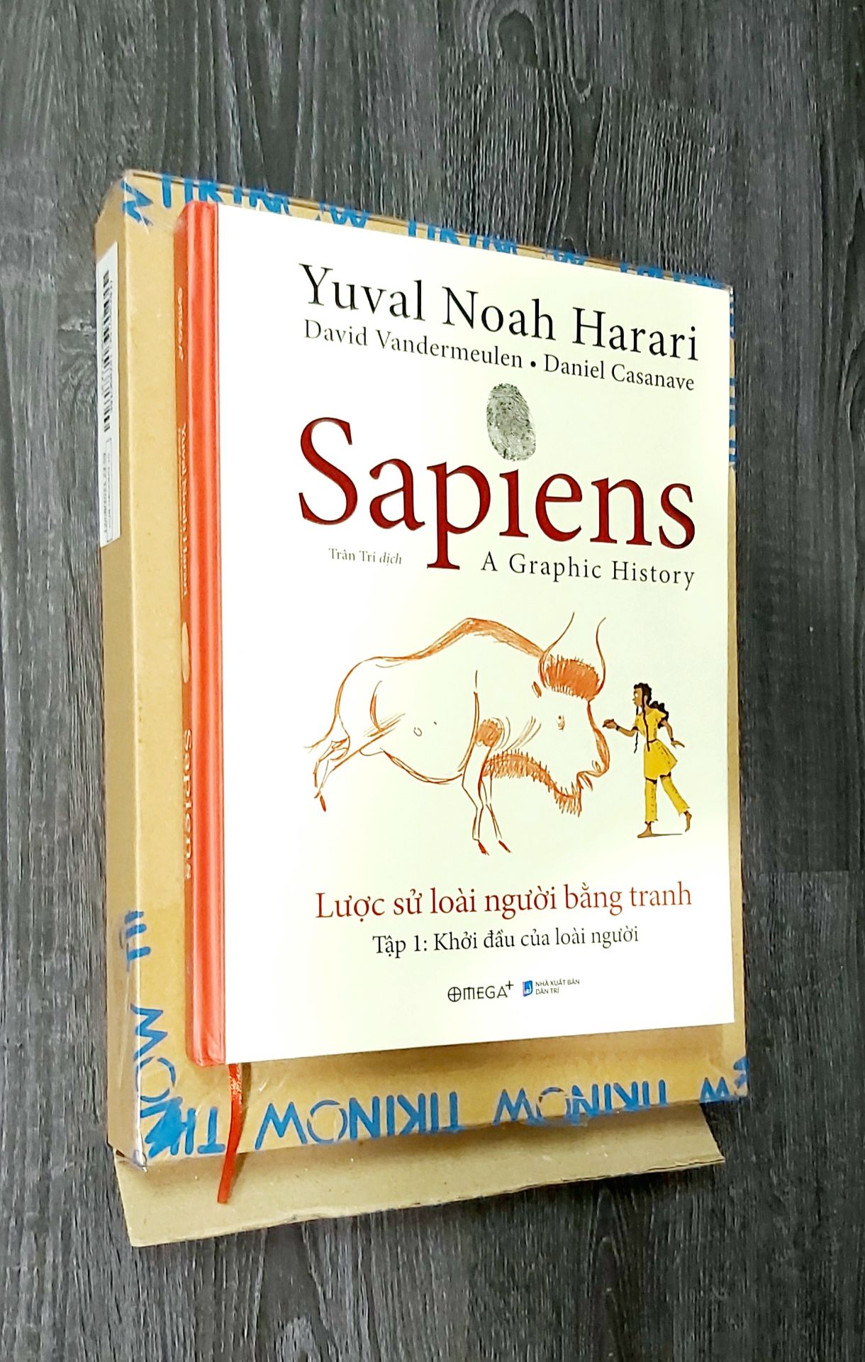 "Dành tặng sự tuyệt chủng, mất mát và quên lãng. Mọi thứ hợp rồi tan." - YUVAL NOAH HARARI.
Sách đẹp dày dặm, hình minh họa ngộ nghĩnh. Ko biết có bạn nào giống mình ko, mua sách này vì nó ít chữ 🤩. 
Dịch vụ Tiki tiện ích, đa dạng. Đặt TikiNow 2h sau là có. Bằng với thời gian mình đi hiệu sách. Sách được đóng hộp cẩn thận. Like &Thanks!