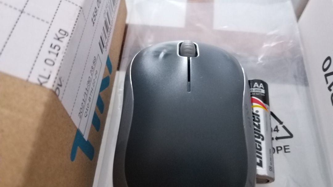 Quá bức xúc và thất vọng. Hàng đã qua sử dụng mà dám bán cho khách! Mặt sau thì tem bảo hành bị cào nát, phía trước thì chỗ mắt trái chuột bóng lưỡng như có người đã dùng rất lâu rồi. Khuyến cáo các bạn không nên mua.