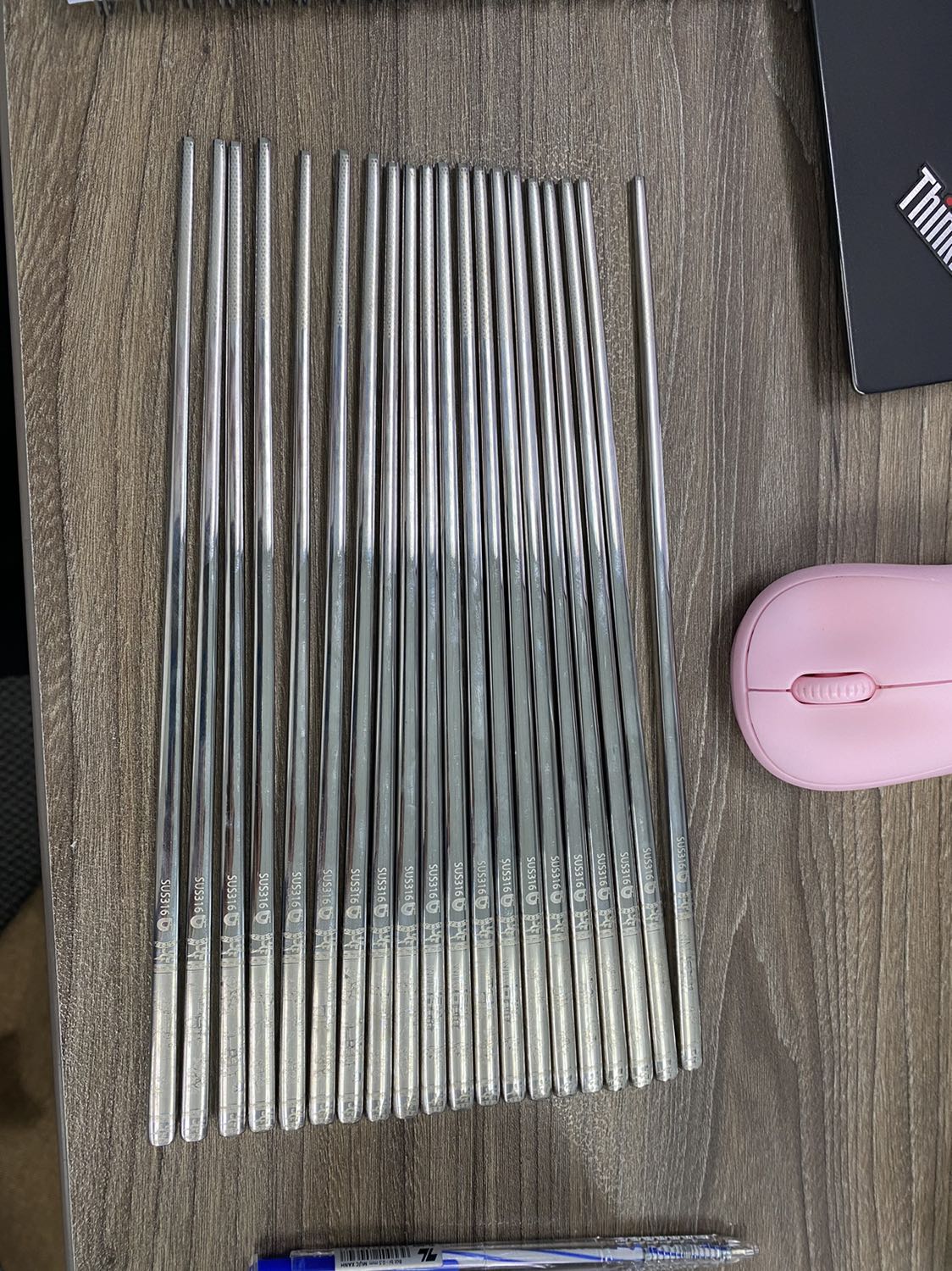 Đũa nhẹ, dùng tiện tay hơn đũa inox Hàn Quốc. Đũa Hàn bị dẹt hơn mà cứ thấy hơi nặng tay, gắp lại khó hơn. Cảm giác đũa này an toàn hơn đũa gỗ. Có điều đũa gia công thủ công hay sao mà không đều nhau, chiếc dài chiếc ngắn.