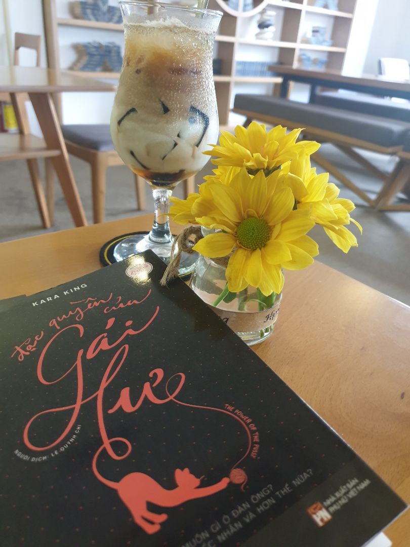 Dù chỉ mới đọc nửa quyển nhưng thật sự rất cuốn hút và rất hay! Đề cử nhé các cô gái!

Dành cho các cô gái đã và đang bắt đầu đi trên con đường tìm kiếm giá trị thực sự của bản thân. Một khi bạn đã đi ra được vết thương cũ, nhìn thoáng hơn với cuộc sống, bạn có thể cảm nhận được sự hòa hợp về thế giới gian của tác giả và chính bản thân mình thông qua quyển sách này.

Đúng thời điểm, mình chỉ có thể nói vậy. Dù mua cách đây gần nửa năm lúc mình gặp tuyệt vọng trong chuyện tình cảm, nhưng đến bây giờ mới đọc nó. Nếu là trước đây, mình sẽ k đồng ý với 1 số điều sách viết nhưng bây giờ, khi mình tự ý thức về bản thân thì đọc cuốn này như sinh ra để dạy mình 1 bài học mới vậy. 

Có 10 sao mình cũng cho luôn nhé, dù k hài lòng vì sách giao đến bị đè góc khá lớn nên nhăn 1/5 những trang sách đầu, nhưng do hay quá nên bỏ qua và lên review cho mn ạ.