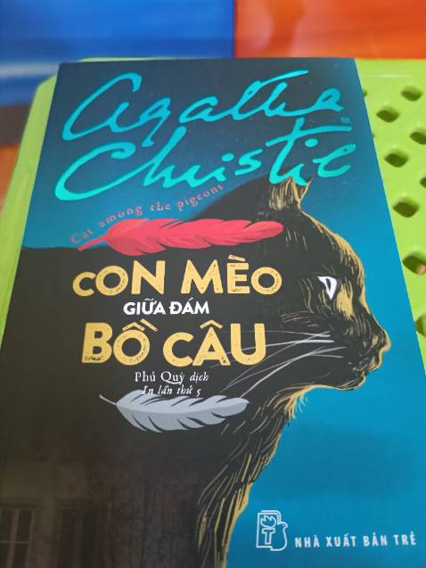 Hình ảnh con mèo tượng trưng cho các điệp viên trong ngôi trường nữ sinh. Tội ác xuất phát từ lòng tham một di sản, cô bé Julia Upjohn rất thông minh khi đã đoán được động cơ mà hung thủ ra tay, nên cầu cứu Poirot. Vẫn như mọi cuốn sách khác, cách lý giải Poirot đã tìm được con mèo ẩn trong đó.