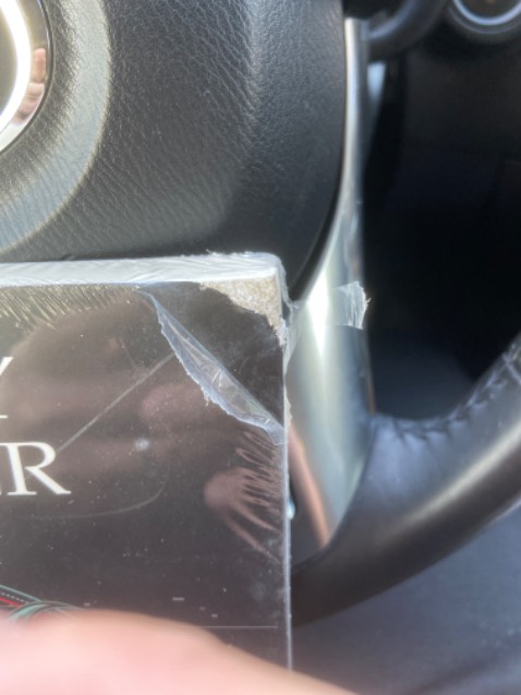 Vận chuyển nhanh mỗi tội khâu đóng hàng chưa ổn lắm nhận cuốn truyện mà tợt mất 1 góc thế kia khá xót.