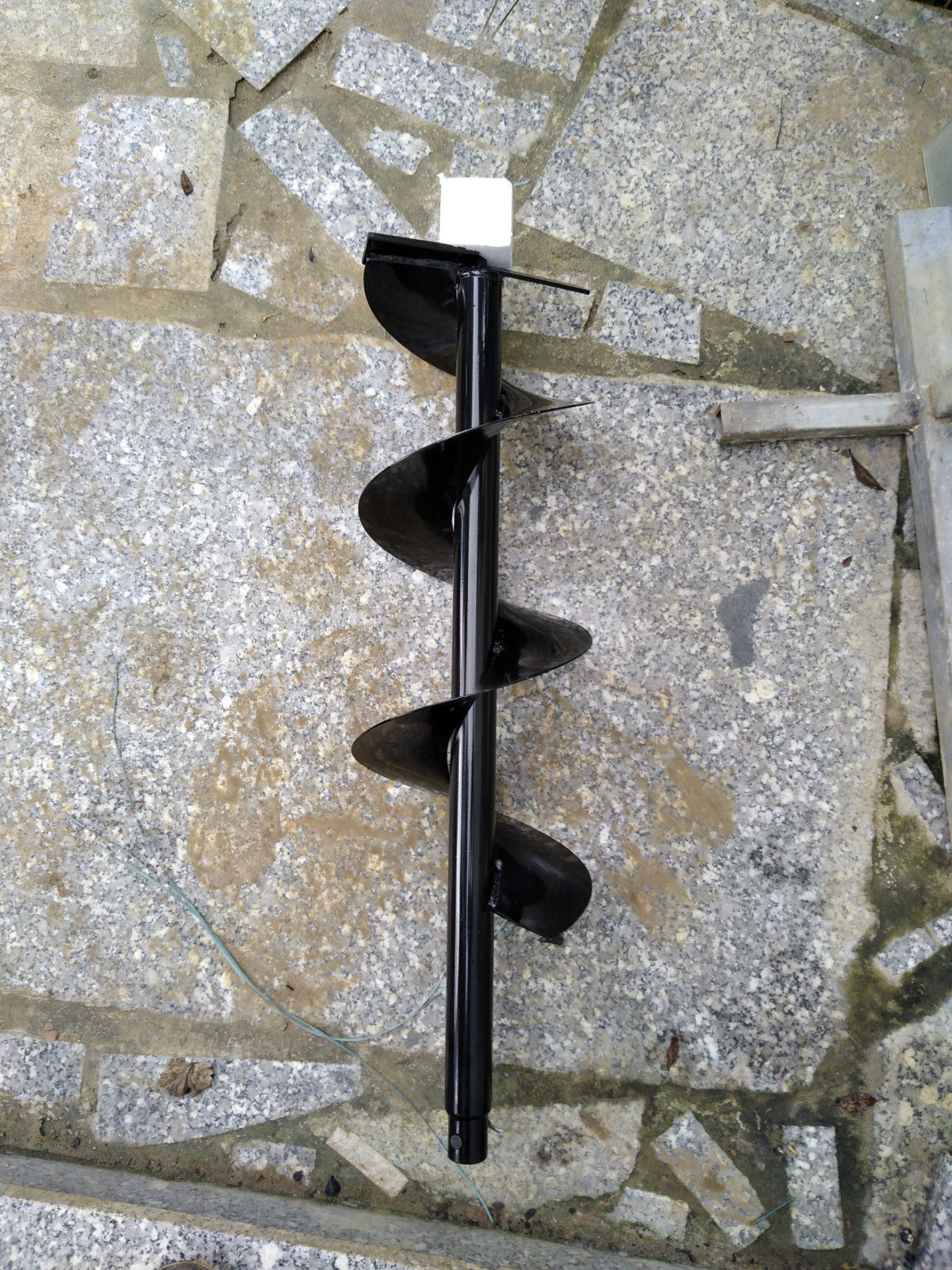 Đóng gói cẩn thận, đầy đủ máy, lưỡi khoan to như quảng cáo, giao hàng Best trước hẹn 2 ngày, chỉ việc cắm 2 đầu dây điện, đổ xăng pha 25:1 và chạy rodda. Hài lòng