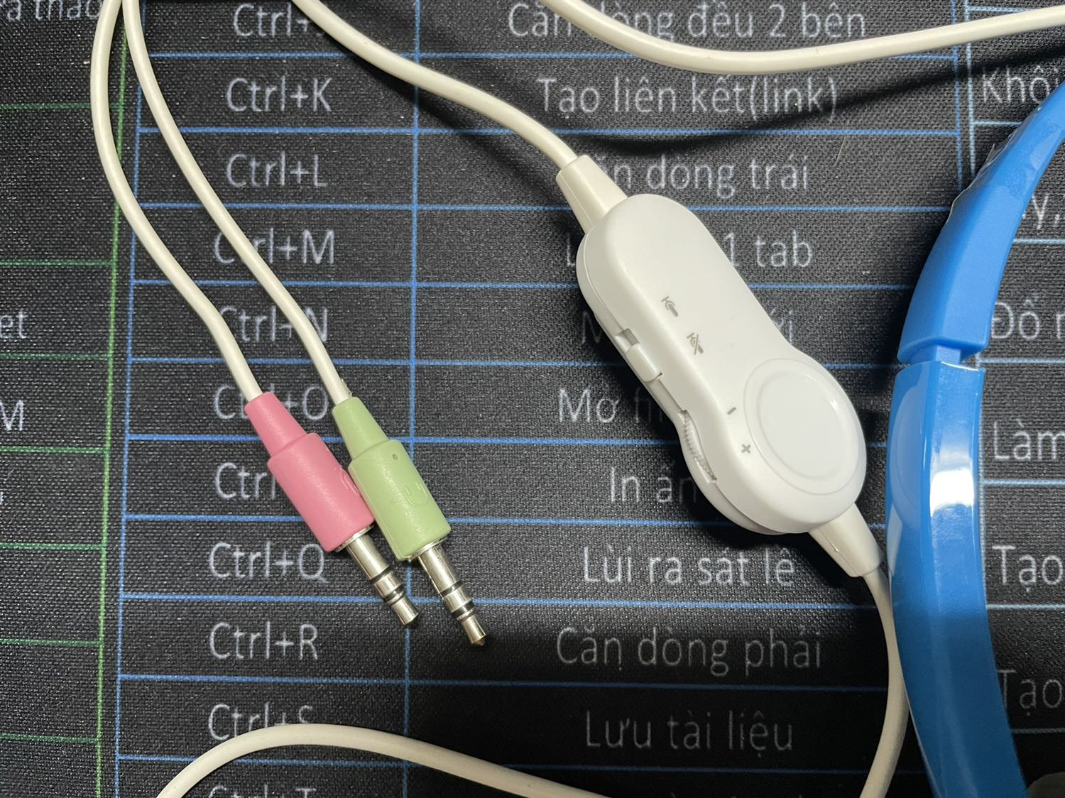 Tai nghe và mic chất lượng tốt, có 2 chân cắm, phù hợp với máy tính xách tay.
Do dùng khớp ốp tai nên tai nghe lỏng, dễ tuột