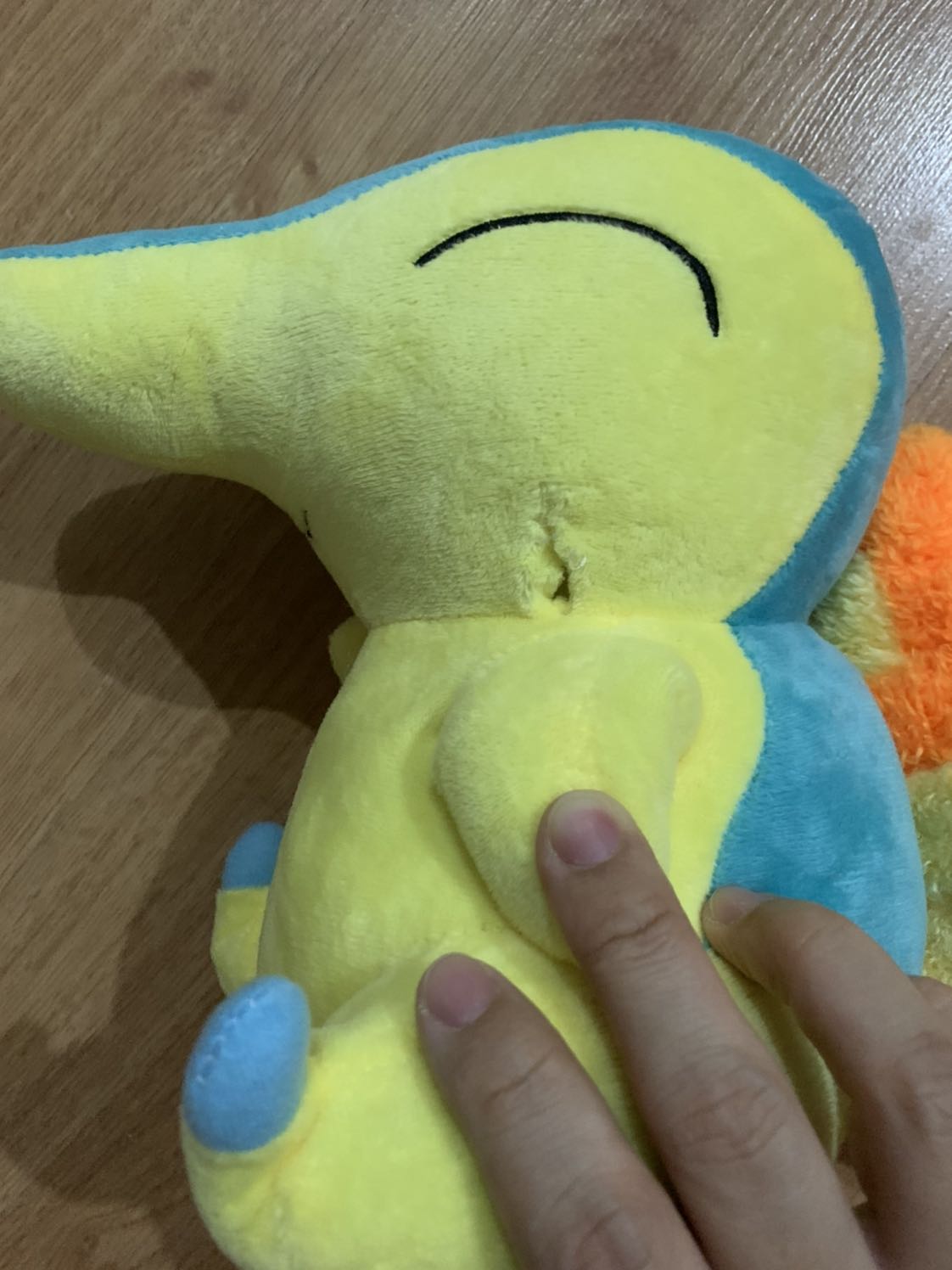 Tiki giao hàng k cho vào hộp và sản phẩm có 2 chỗ rách. Đề nghị Tiki đổi hàng khác gấp giúp mình.