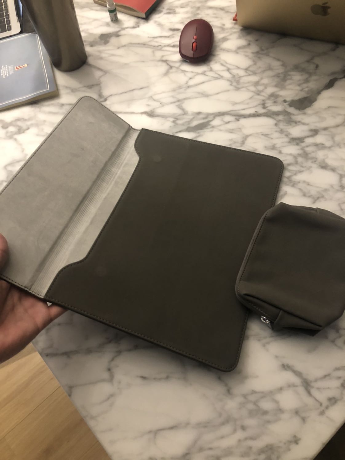 Chất lượng khá ok ! Màu da đẹp . Rất khít nên không sợ bị tuột laptop ra .