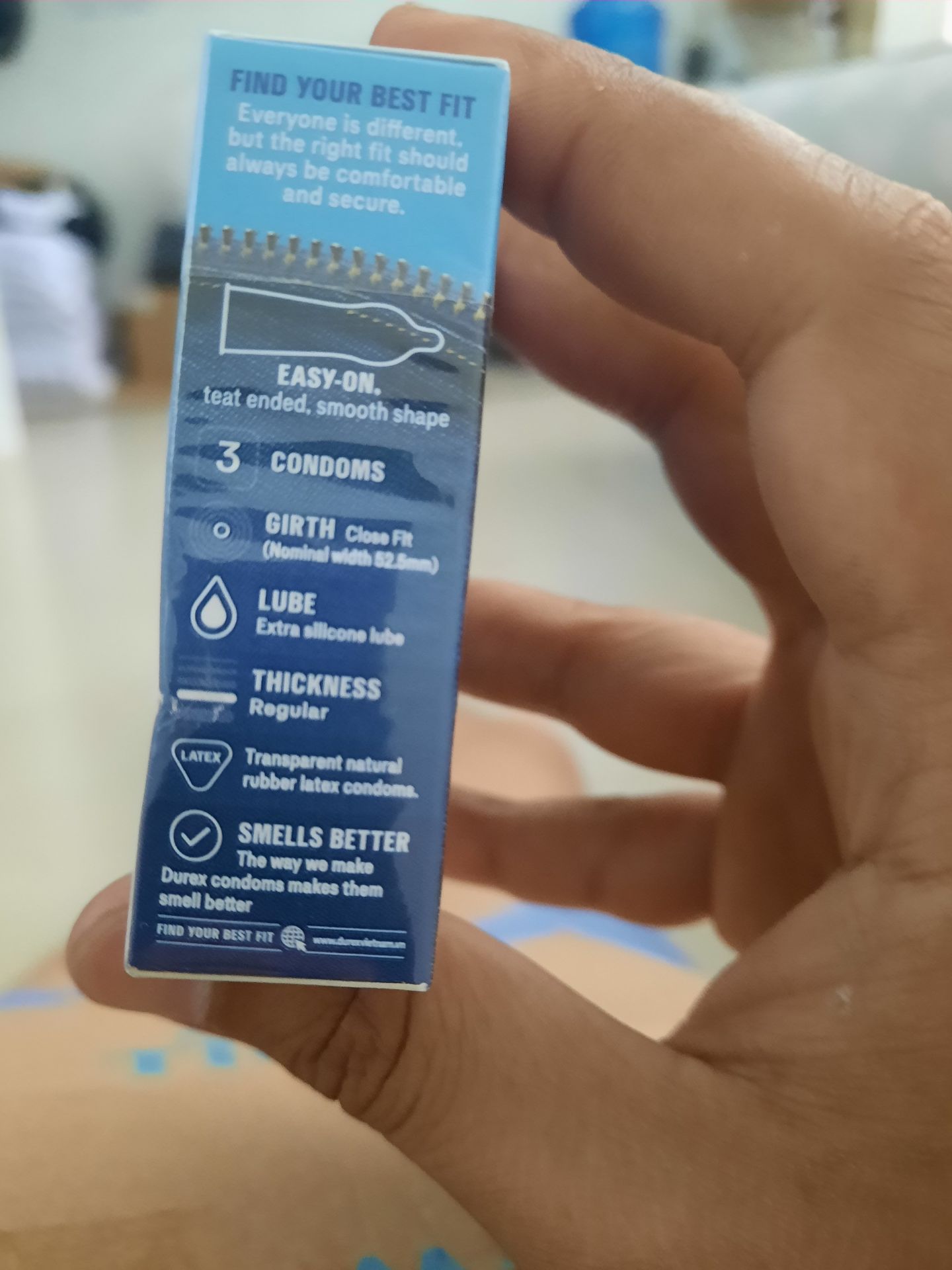 mùi dễ chịu... bôi trơn okay... mình đánh giá 4 sao để mọi người để ý về kích cỡ vì nó không ôm sát và hơi dày... to không nên dùng loại này... mùi dễ chịu... bôi trơn okay... mình đánh giá 4 sao để mọi người để ý về kích cỡ vì nó không ôm sát và hơi dày... to không nên dùng loại này...